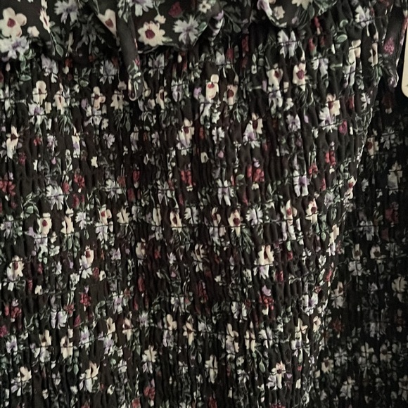 3/4 length sleeve  adorable top. Ties in back - Picture 4 of 4